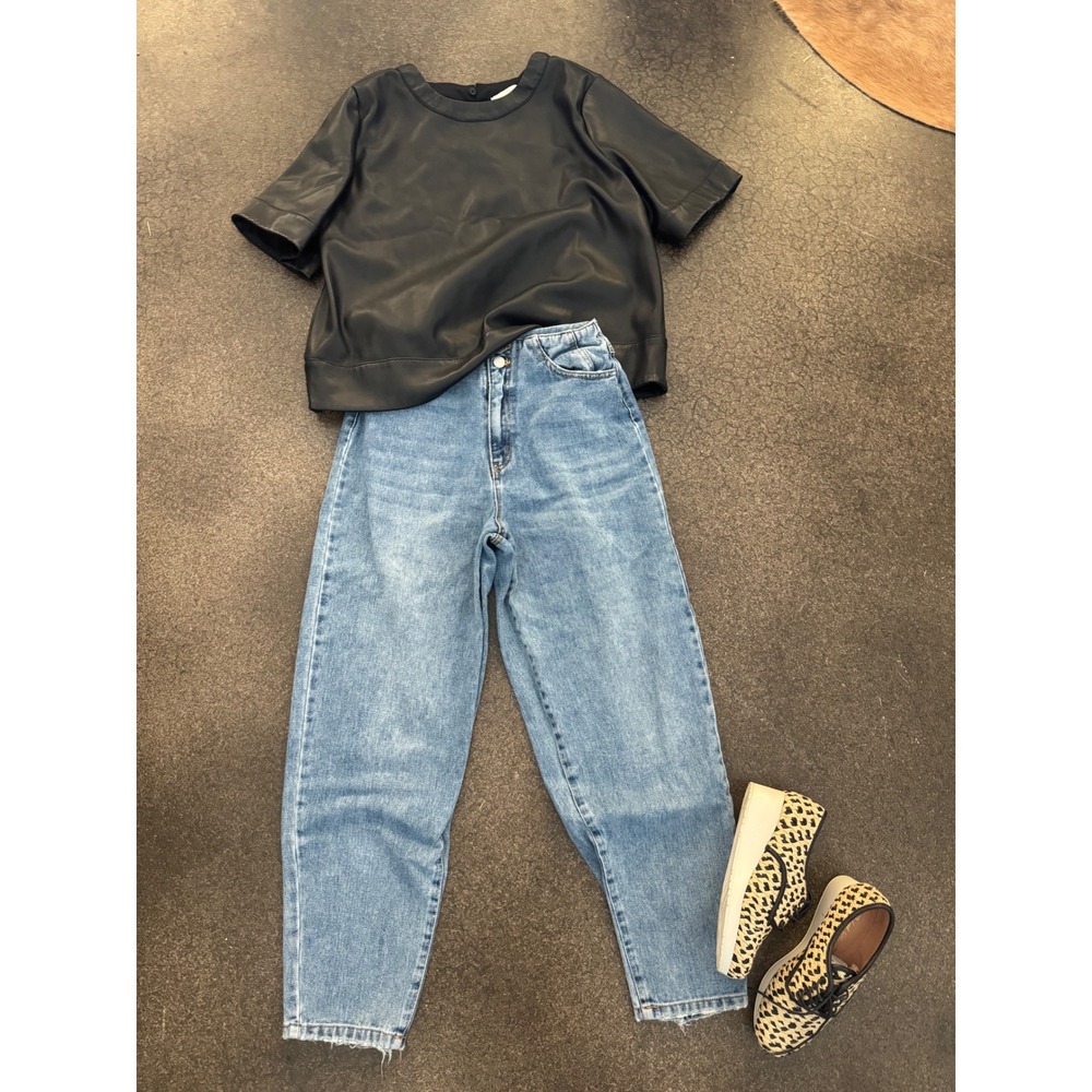 Vero Moda Denim High Waisted Mom Jeans Light Wash Blue Tapered Leg Size 26/32